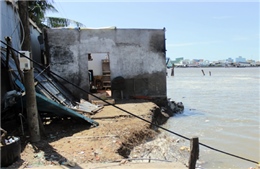 Sạt lở đất ven sông Hậu làm hỏng 6 nhà dân